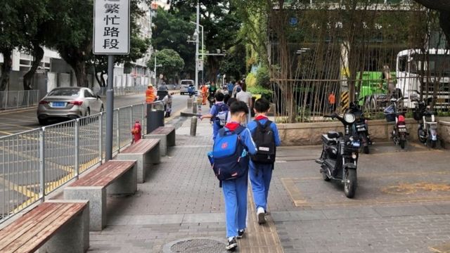 Crianças indo para a escola, na China