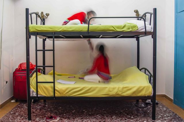 Les appartements temporaires en Grèce étaient simples, équipés de lits superposés, d'une table et de chaises.