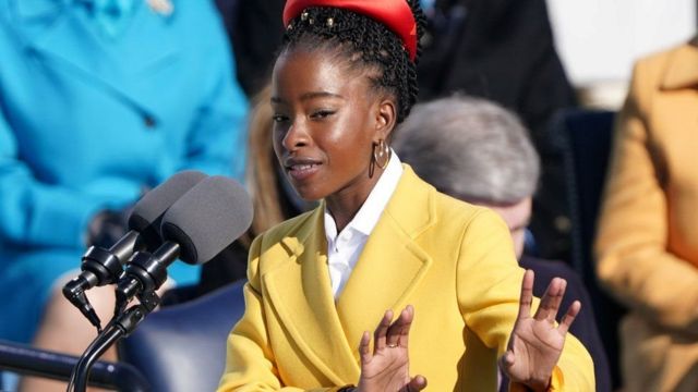 Amanda Gorman amekuwa ni mshairi mwenye umri mdogo zaidi kuwahi kutumbuiza katika sherehe ya kuapishwa kwa rais nchini Marekani.