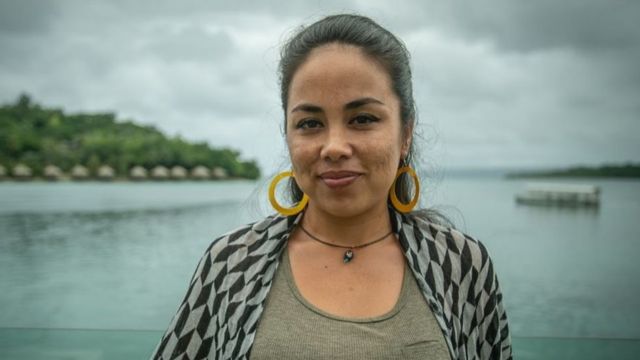 Gros plan de Yasmin Bjornum, paysage marin à l'arrière-plan