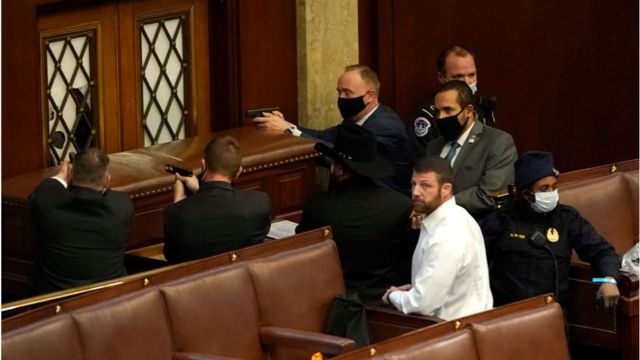 一名抗议人士在试图冲进众议院时被警察开枪打中