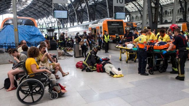 Paramédicos en la Estación de Francia de Barcelona.