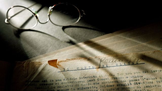 莱维写的《奥斯威辛回忆录》的手稿捐赠给了美国大屠杀纪念馆（Credit: Getty Images）(photo:BBC)