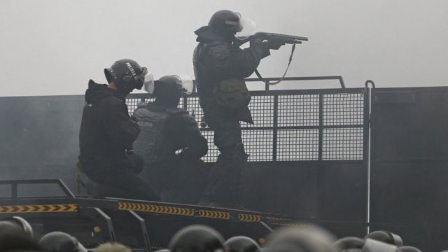 Cảnh sát bắn đạn gây choáng vào người biểu tình vào ngày 5/1 ở thành phố Almaty