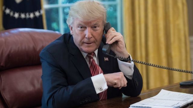 Trump elinde telefon tutuyor
