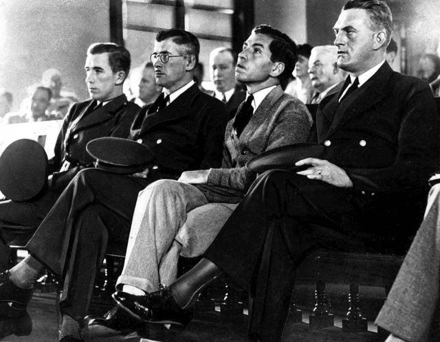 Lucky Luciano en Nueva York durante su juicio, en la sala del tribunal entre dos guardias.