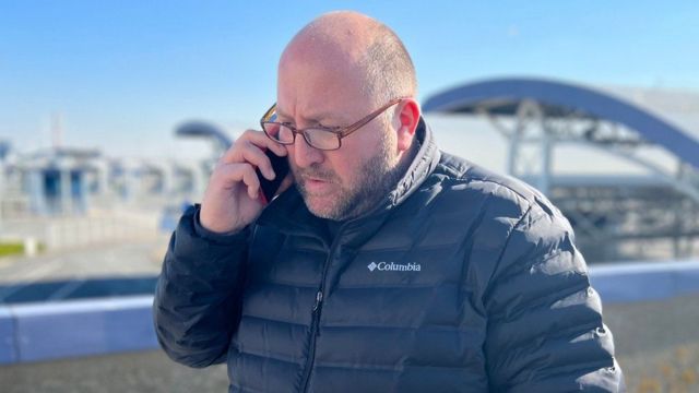 Misha Raminishvili berbicara di telepon