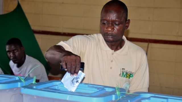 Un électeur accomplissant son droit de vote aux élections législatives, samedi 1er septembre 2018, à Nouakchott