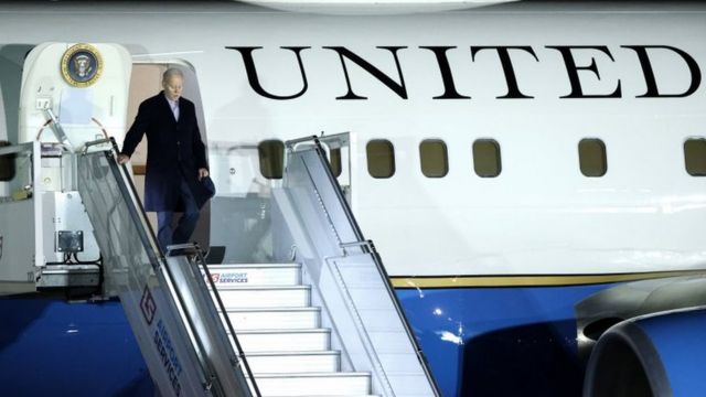 拜登抵达华沙机场的画面(photo:BBC)