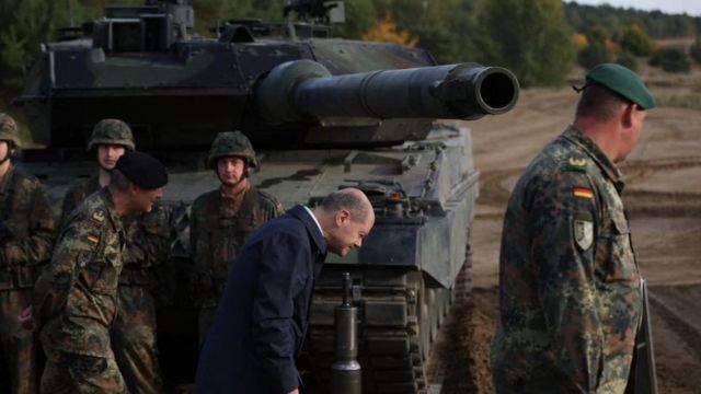 German Chancellor Olaf Schultz in front of a Leopard 2 tank