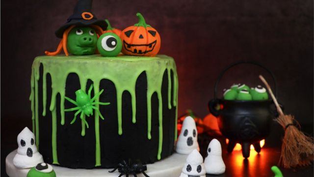 Хэллоуинский торт с зеленой глазурью