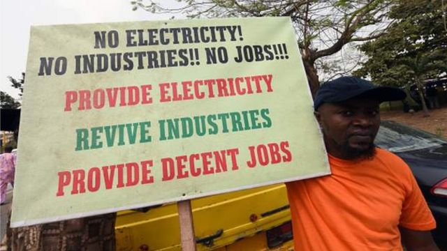 Sur cette pancarte, un appel à la création de davantage d'emplois par le gouvernement fédéral nigérian.