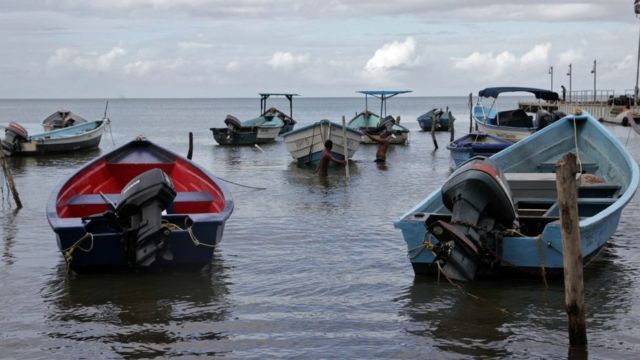 Barcos na costa de Trinidad