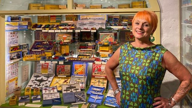 Brighton: Dinky toy exhibition goes on public display - BBC News