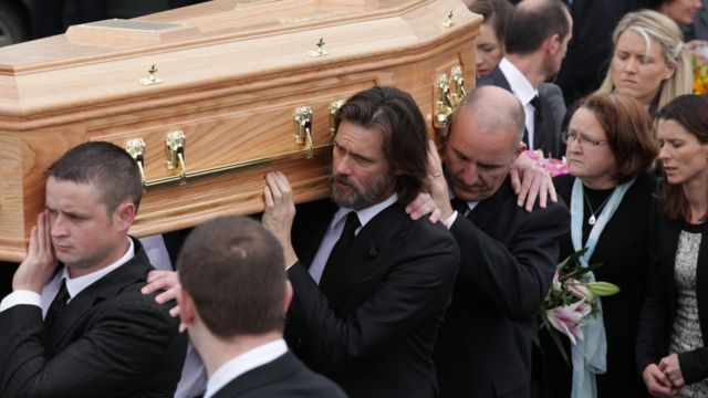 Jim Carrey en el funeral cargando el féretro.