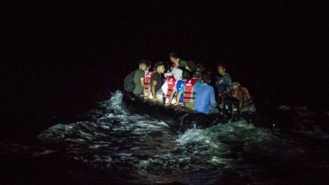 Un bote de goma lleno de migrantes cruza a la isla griega de Lesbos por la noche, una ruta preferida para ingresar a Europa para los migrantes afganos.