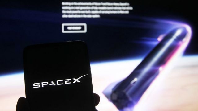 Logotipo do Space X em uma tela.