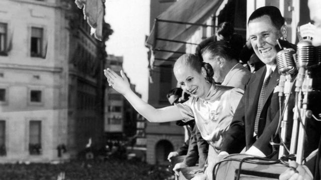 Juan Domingo Perón saluda desde el balcón de la Casa Rosada, junto con su famosa esposa, "Evita", en 1950.