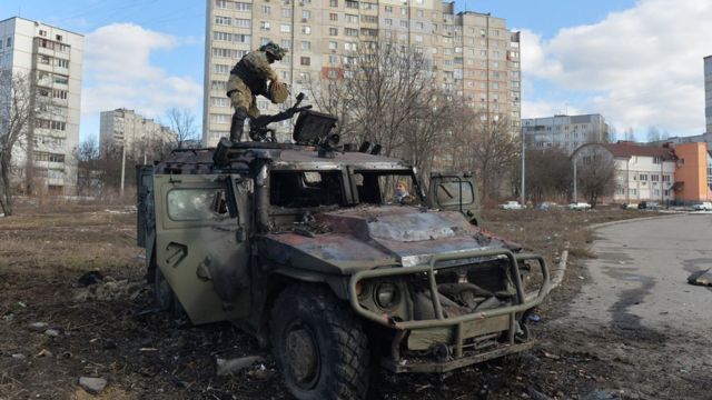 乌克兰士兵检查一辆被击扫毁的俄国军车。(photo:BBC)