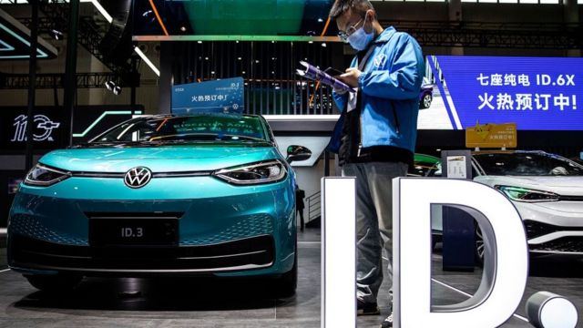 大众在中国市场占比日益下降。大众也推出了纯电动车型。(photo:BBC)