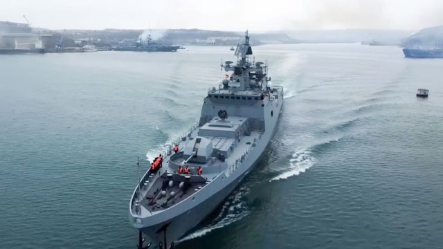 俄罗斯海军埃森海军上将号护卫舰从克里米亚半岛塞瓦斯托波尔出港前赴演练海域（25/1/2022）
