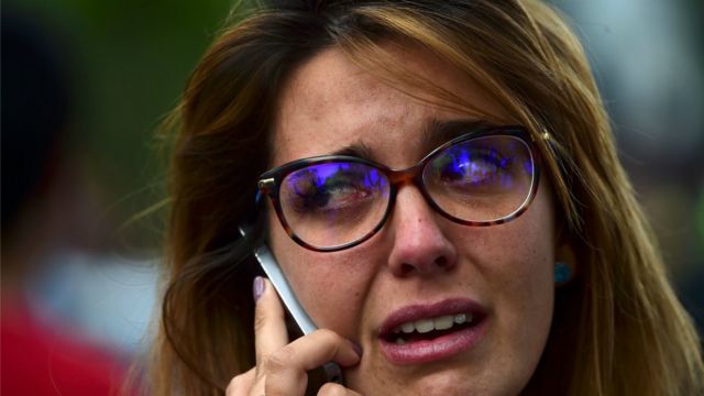 Una mujer al teléfono