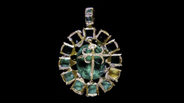 A Maravilhas piece with an oval emerald