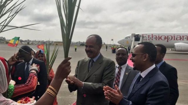 ቀዳማይ ሚንስትር ኣብይ ኣሕመድ ምስ ፕረዚደንት ኢሳይያስ ኣፈወርቂ ኣብ መዕርፎ ነፈርቲ ኣስመራ