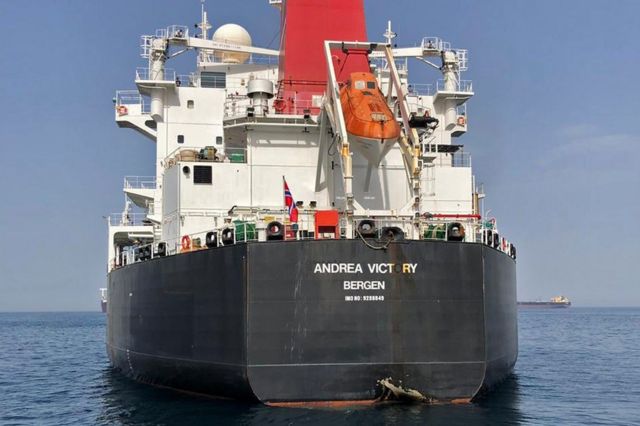 Daños al casco del petrolero noruego Andrea Victory, producidos en lo que fue calificado de "sabotaje" por Arabia Saudita.