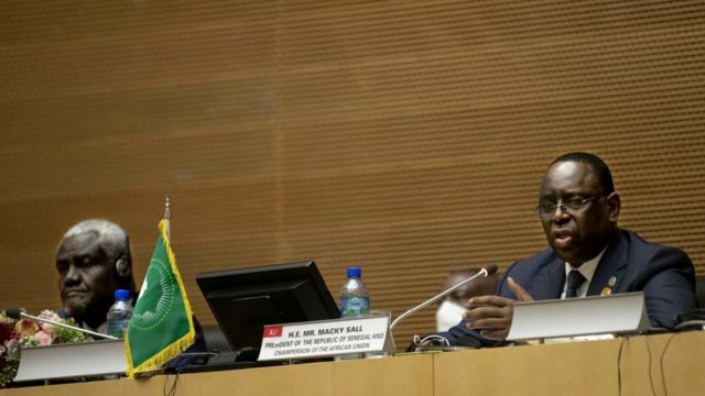 Le président du Sénégal, Macky Sall, le nouveau président de l'Union africaine, répond aux questions du président de la Commission de l'Union africaine, Moussa Faki Mahamat, à Addis-Abeba, en Éthiopie, le 6 février 2022.