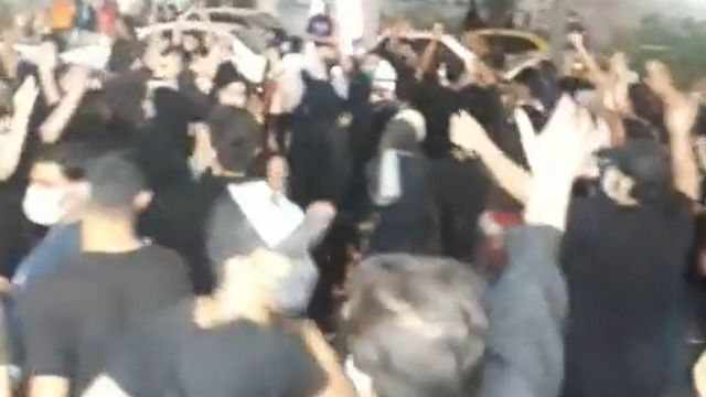 تصاویر منتشر شده در شبکه‌های اجتماعی حاکی بود که در سراسر روز، معترضان به شکل مسالمت‌آمیز شعارهایی علیه حکومت سردادند