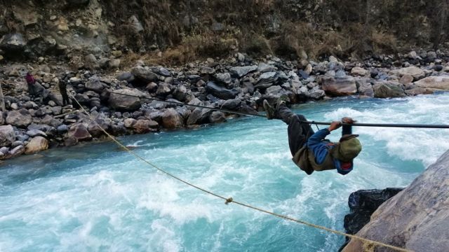 कर्णाली नदीमा तुइन