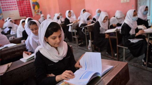 Afgan kız öğrenciler