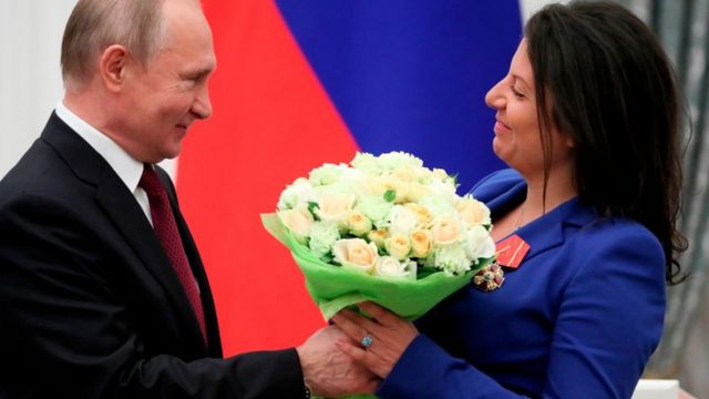Margarita Simonyan recibe flores de Putin
