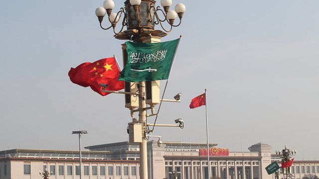 Prens'in ziyareti öncesinde Tiananmen Meydanı'na Suudi Arabistan bayrakları asıldı.