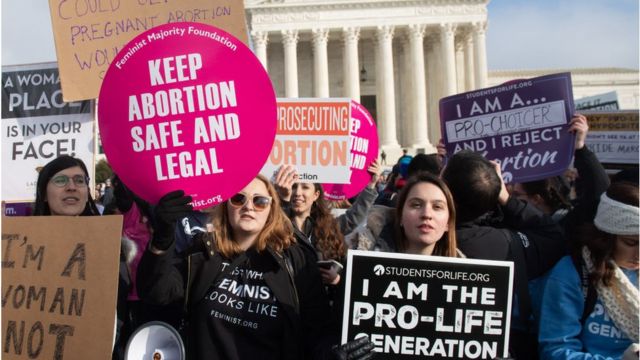 Ativistas pró e contra o aborto marcham do lado de fora da Suprema Corte dos EUA