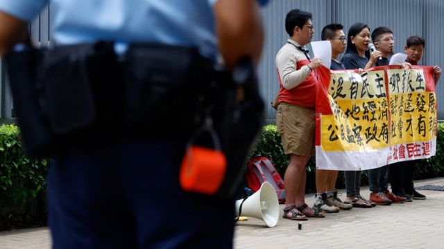 香港社民连主席陈寶瑩与数名成员在特区政府总部外抗议（25/10/2023）