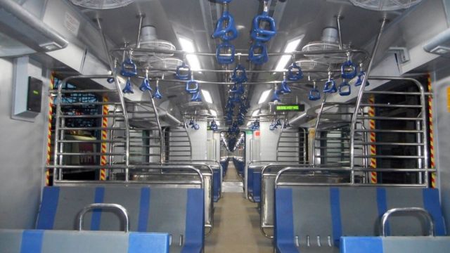 એસી લોકલની અંદરની તસવીર