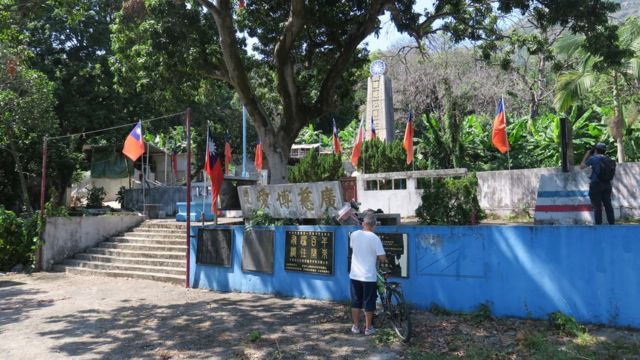 Tourists visit the unmanned Red House Zhongshan Park in Tuen Mun, Hong Kong (BBC Chinese photo 8/10/2020)