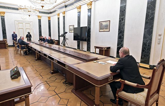 Isolado na ponta da mesa, Putin preside uma reunião em fevereiro de 2022