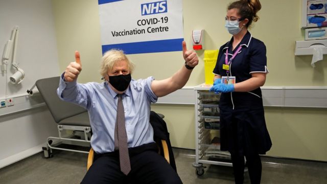 Boris Johnson faz sinal de joia após tomar vacina