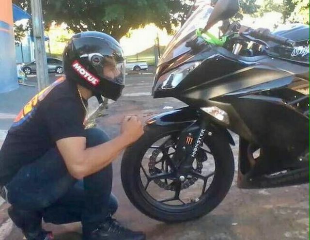Rodolfo Cordeiro com moto