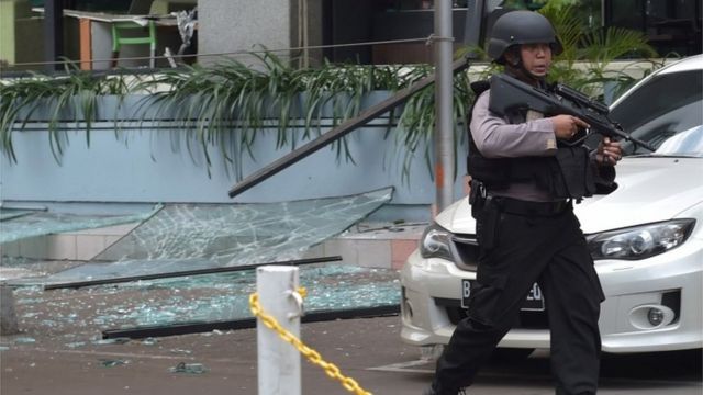 スターバックス店舗の前で警戒する武装警官（14日、ジャカルタ）