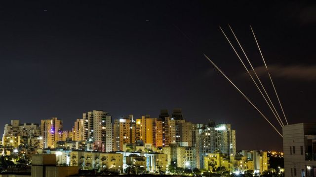 ग़ज़ा से आते मिसाइलों को रोकता इसराइली मिसाइल रोधी सिस्टम