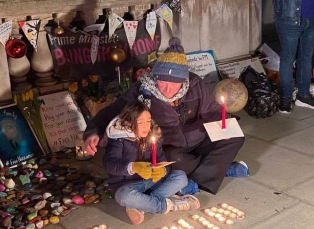 عکسی که یکی از نمایندگان پارلمان بریتانیا در یکی از شب‌های اعتصاب غذا از ریچارد رتلکیف همسر نازنین زاغری و دخترشان گرفته است. گابریلا پنج سال از زندگی هفت ساله‌اش را دور از مادر گذارنده است