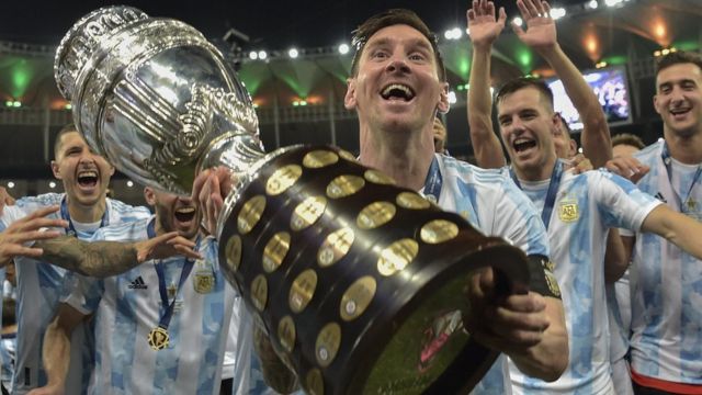 Xem những hình ảnh về Messi, người vừa giành chức vô địch Copa America cho đội tuyển Argentina, trên trang tin BBC News Tiếng Việt. Hãy cảm nhận sự mãn nguyện và hạnh phúc của anh ấy và đội bóng tại giải đấu này.