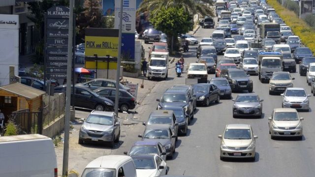 لبنانيون في سياراتهم أمام محطات الوقود