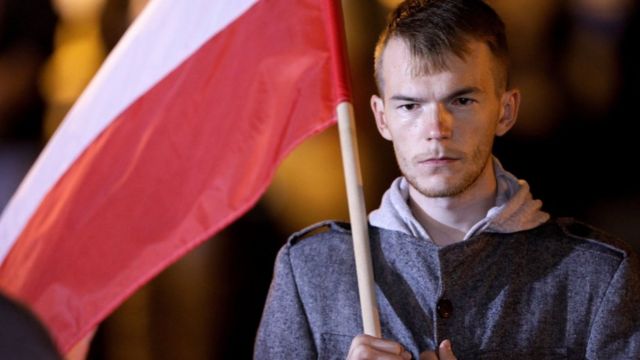 Mężczyzna z polską flagą