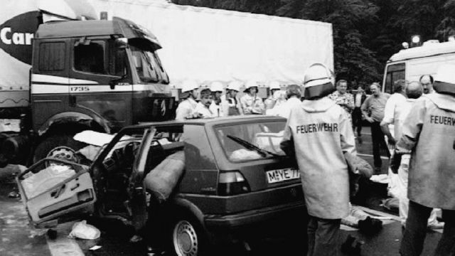 Los equipos de rescate junto al automóvil en el que murió Drazen Petrovic.