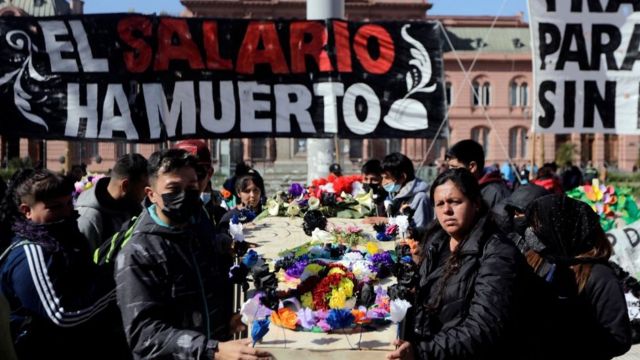 Manifestação em frente à Casa Rosada em Buenos Aires, sede da presidência da República da Argentina, contra perda de valor dos salários devido à alta inflação